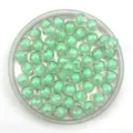 Vue détaillée de perles rondes transparentes vert clair perlées pour accessoires DIY. - 8mm / Vert clair