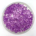 Gros plan de gemmes de glace concassée en acrylique violet, perles de cristal pour déco de fête. - Violet