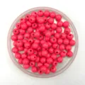 Detailopname van roze acryl ronde kralen in een transparante container voor handwerk. - 6mm / Rozerood