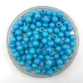Gedetailleerd overzicht van blauwe kunststof ronde kralen in schaal, ideaal voor knutselwerk. - 6mm / Meerblauw