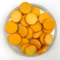 Detailansicht von 20mm gelben Acryl Flachperlen zum Basteln von DIY Armband Schmuck. - 20mm / Massives Orange