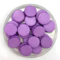 Detailaufnahme von 20mm lila runden flachen Acrylperlen, ideal für DIY-Schmuckdesign. - 20mm / Solid Lila