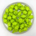 Gros plan de perles suspendues en plastique vert vif, parfaites pour la conception de bijoux DIY. - Vert Herbe
