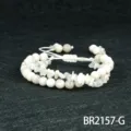 Detailopname van de handgemaakte edelsteen kralen en chip stapelbare armband met koord. - Witte Steen Stijl (BR2157-G)