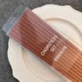 Set di bacchette in lega marrone in scatola trasparente, stoviglie resistenti per uso quotidiano. - Rosso