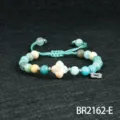Verstelbare geweven armband met kleurrijke kralen en een charmant klaverbladontwerp. - Amazoniet