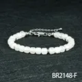Gefacetteerde witte kubus steen kralen armband met metalen tussenkralen en kettinkje. - Witte Stijl (BR2148-F)