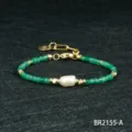 Minimalistische groene kralen armband met onregelmatige barokparel en gouden accenten dames - Aventurijn Groen (BR2155-A)
