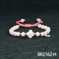 Roze kristalen kralen armband met klaverblad bedel en verstelbaar gevlochten koord. - Rozenkwarts