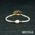 Barok zoetwaterparel kraal armband met goudkleurige metalen accenten en witte kralen. - Flits Wit (BR2155-B)