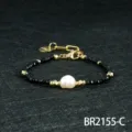 Minimalistische zwarte kralenarmband met onregelmatige zoetwaterparel en gouden accenten. - Zwarte Agaat (BR2155-C)