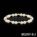 Elegante kralenarmband met witte en goudkleurige ronde kralen op elastisch koord. - Stijl Zeven (BR2097-B-2)