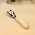 Cucchiaio per neonati in acciaio inox con manico bianco ergonomico per la pappa. - Con Custodia / Bianco