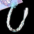Détail d'élastique à cheveux de perruque d'enfant avec flocon de neige bleu et tresse blonde. - Tresse Bleu Neige