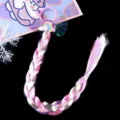 Vue détaillée de la tresse perruque colorée enfant avec charme arc-en-ciel nuage et attache élastique. - Tresse Arc-en-ciel à Nœud Transparent
