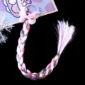 Vista dettagliata della treccia di capelli sintetici colorati con fiocco rosa per bambini - Treccia Farfalla Rosa