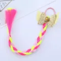 Vista dettagliata dell'elastico per capelli con treccia sintetica colorata per bambini. - Giallo