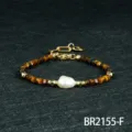 Elegante barok zoetwaterparel en gefacetteerde kralen armband met gouden ketting. - Tijgeroog (BR2155-F)