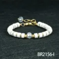 Dames witte stenen kralen armband met kristal bedel en elegante gouden accenten sieraden - Witte Turkoois Stijl (BR2156-I)