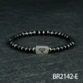 Heren zwart cilindrisch kraalarmband met metalen afstandhouders en bedel. - Zwarte Steen (BR2142-E)