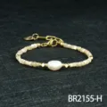 Stijlvolle onregelmatige parelarmband variant met gouden accenten en leuke kleine hanger. - Gele Schelp (BR2155-H)