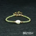 Elegante onregelmatige zoetwaterparel kralenarmband met groene kristallen en goudkleurige. - Peridoot (BR2155-I)