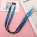 Vue détaillée des extensions de cheveux scintillantes bleues sur clip, mèches laser brillantes fête. - Style Clip BB (BB-Cheveux d'Ange Dorés) / Bleu Lac Laser