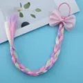 Dettagli in primo piano dell'extension di capelli trecciati colorati con fiocco glitter. - Rosa Stile A / Rosa