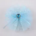 Gedetailleerd uitzicht op lichtblauwe glitter tule haarstrik met strass kristallen centrum. - Blauwe Haarclip