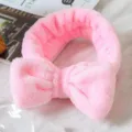 Bandeau de maquillage en molleton rose corail avec nœud, idéal pour les soins du visage et le spa. - Rose