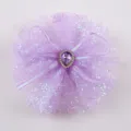 Primo piano dettaglio del fermaglio per capelli con fiocco in tulle viola e strass di cristallo. - Fermaglio per capelli viola