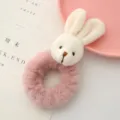 Dettaglio scrunchie con coniglietto peluche, elastico rosa morbido con animale carino. - Coniglio Bianco Rosa Scuro