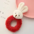 Dettaglio in primo piano di un grazioso scrunchie per capelli con morbido peluche. - Coniglio Bianco Rosso