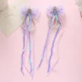 Gros plan de pinces à cheveux nœud violet décorées de flocons et de brillants sequins. - 2 Pièces/Ensemble / Violet