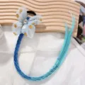 Primo piano dettagliato del fiocco in rete blu con strass e treccia sfumata. - Blu