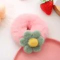 Gros plan d'un chouchou à cheveux en peluche rose doux avec une jolie fleur verte pour l'hiver. - Chouchou Rose Foncé + Fleur Verte