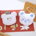Flauschiger weißer Bär Plüsch Broschen Detail Ansicht, süßes Cartoon Abzeichen für Kleidung. - Kleine Brosche / Weiß