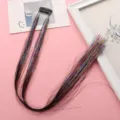 Gros plan détaillé d'extensions de cheveux scintillantes et colorées avec une pince. - Style Clip BB (BB-Cheveux d'Ange Dorés) / Arc-en-ciel Laser