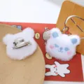 Vista dettagliata della molletta per capelli e spilla in peluche di orsetto bianco, accessorio. - Spilla Fermaglio per Capelli Combo Grande