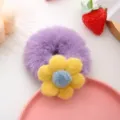 Chouchou à cheveux en peluche violette avec détail de fleur jaune, idéal pour l'hiver. - Chouchou Violet Foncé + Fleur Jaune