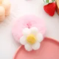 Joli chouchou en peluche rose avec fleur de marguerite duveteuse, accessoire de cheveux d'hiver. - Chouchou Rose Clair + Fleur Blanche