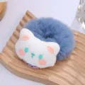 Primo piano dettagliato dell'elastico per capelli in peluche blu con gatto bianco. - 2# Gatto Fascia Blu Nebbia