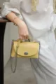Bolso de hombro de cuero amarillo de moda con correa de cadena y cierre de giro elegante. - 20*8*11cm / Amarillo Pollito