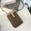 Dettaglio della borsa porta cellulare in pelle bicolore dal design trendy e dalla finitura liscia. - 18*11*2cm / Cachi