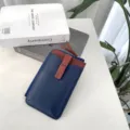 Detailaufnahme der Handytasche aus Leder, schickes Farbblock-Design mit Vordertasche und Gurt. - 18*11*2cm / Blau