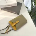 Vista dettagliata della mini borsa a tracolla per telefono in vera pelle verde oliva e giallo. - 18*11*2cm / Grigio