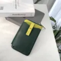 Primo piano dettagliato della borsa porta cellulare in pelle bicolore, con trama fine. - 18*11*2cm / Verde
