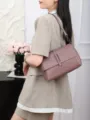 Modische Umhängetasche aus echtem Leder für Damen, elegante mauvefarbene Crossover-Tasche. - Lila