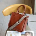 Echte Leder Handtasche für Damen, stilvolle braune Umhängetasche mit breitem Gurt und Griffen. - 25*11*25cm / Braun