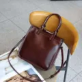 Dunkelbraune Vintage Handtasche aus echtem Leder mit Tragegriffen und verstellbarem Schultergurt. - 25*11*25cm / Wein-Kaffee